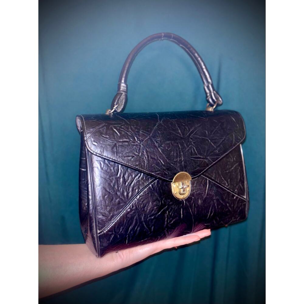 Vtg 60s Black Crinkled Naugahyde Ladies Footed “Man Beater” Shoulder Bag